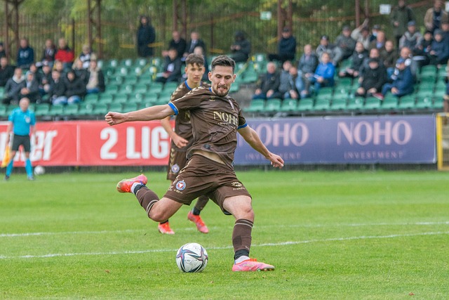 有片｜穿日本隊波衫男遭中國球迷圍堵罵｢漢奸｣　再被警察強行脫衣.